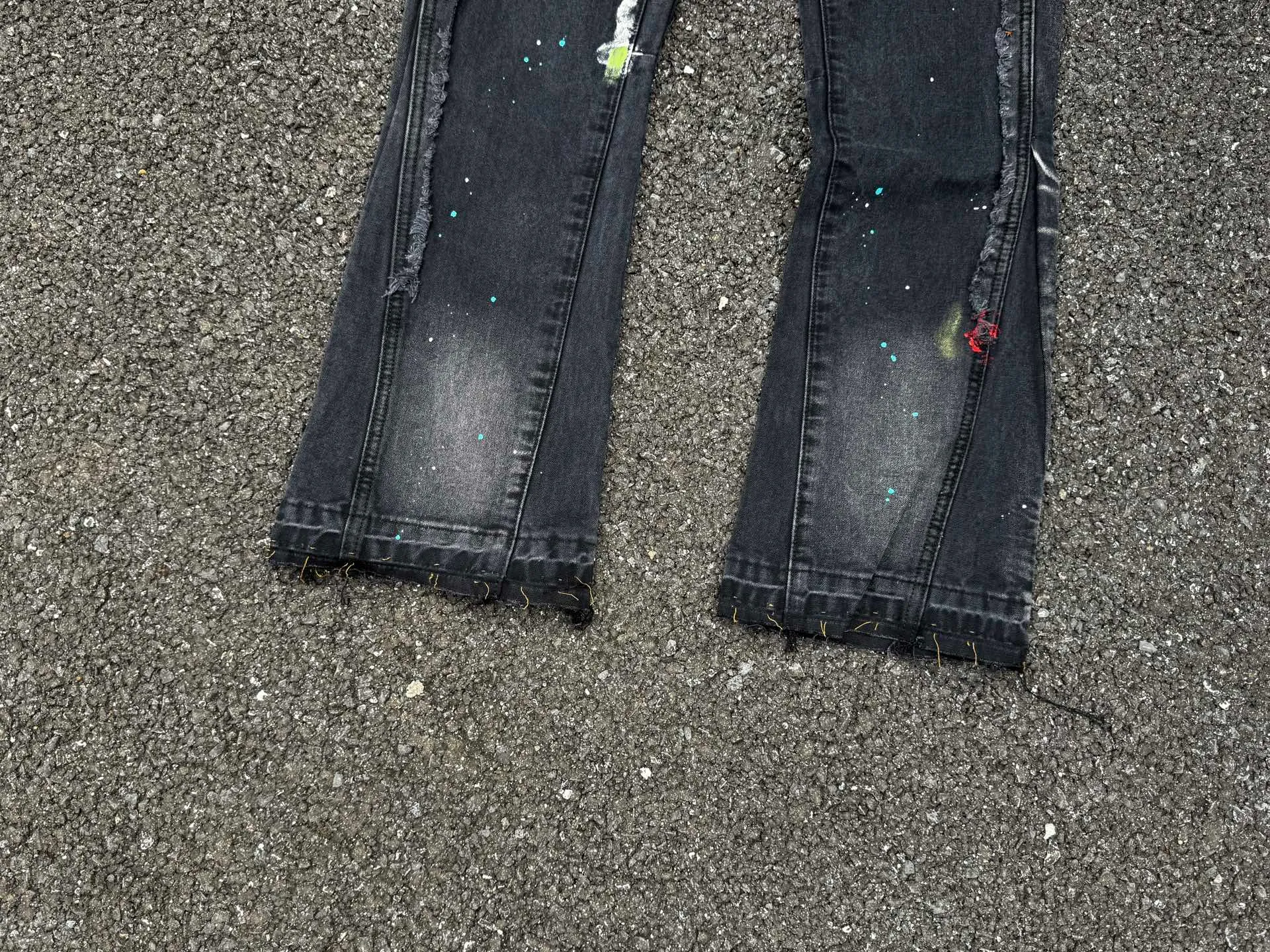 P250💰G95 GALLERY DEPT. Spliced ​​patches, ink-splashed denim bell-bottoms, washed distressed spliced ​​jeans, denim washing factory. During the process, the owner of the washing factory helped introduce a boss who once worked at the Levi OEM factory and then started his own business. This also paved the way for the following styles. Therefore, Levi's remodeled single product for the base plate is really familiar. Whether it is the fabrics supplied or the lathes used in production, there is nothing to choose from. -Color: Black -Size: S-XXL (corresponding to 28-36)